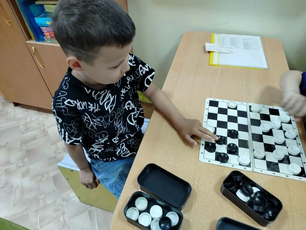 "Знают взрослые и дети, знает каждый на планете, знает даже детвора- шашки - лучшая игра". Шашки-это