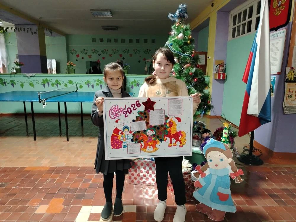 Новый год шагает по планете! В нашей школе прошел конкурс новогодних стенгазет. Учащиеся 2-9 классов