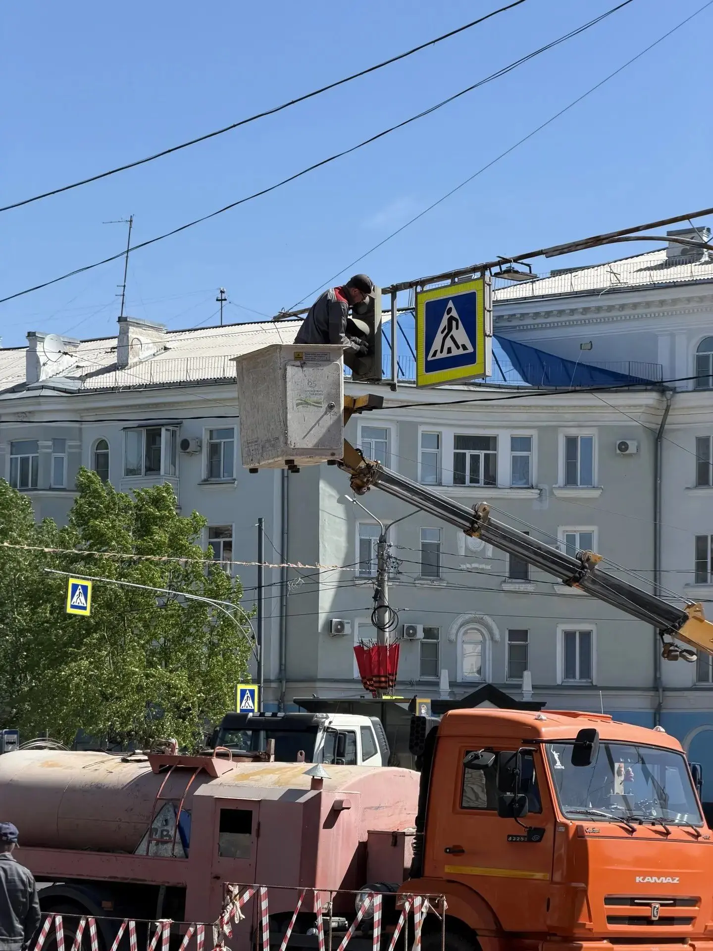 Ремонт коллектора на пересечении проспекта Мира и улицы Дзержинского выходит на финишную прямую!
⠀
С