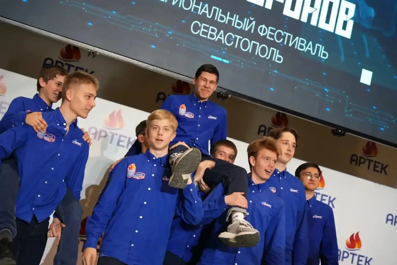 🚀  МАРК БАТУРИН — ПОБЕДИТЕЛЬ  ТРЕКА В «БИТВЕ ДРОНОВ» В АРТЕКЕ 🚀

Учащийся 11 класса Батурин Марк б