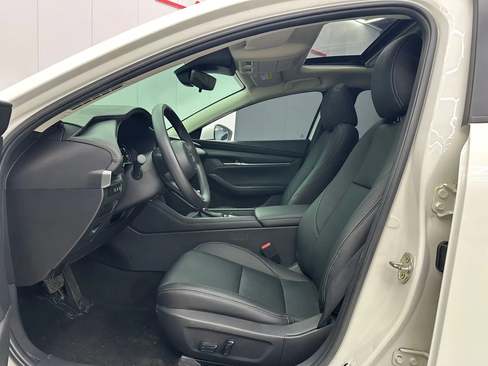 Доступен к заказу: седан Mazda 3 2022 Axela 1.5L Automatic Zhi Yue 
✔Пробег: 21 000км. 
✔Произведен: