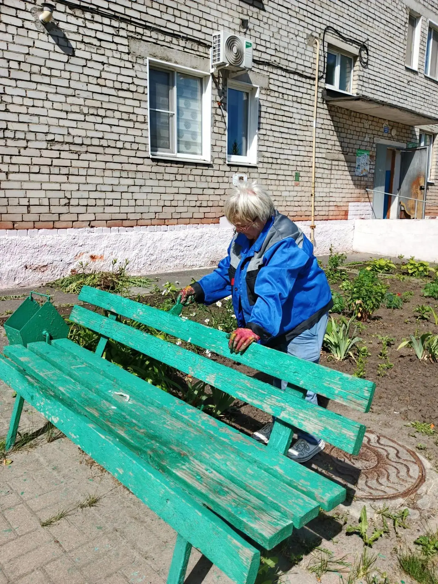Покраска лавочек на МКД