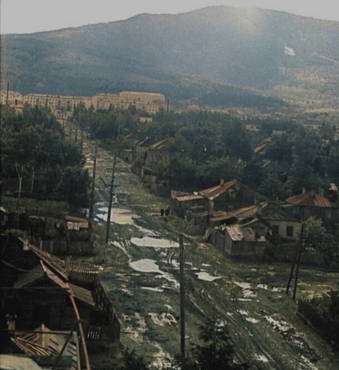 Улица Рыбная (ныне Антона Буюклы). 1964 год. Южно-Сахалинск 
 
В конце улицы - арочный вход на стади