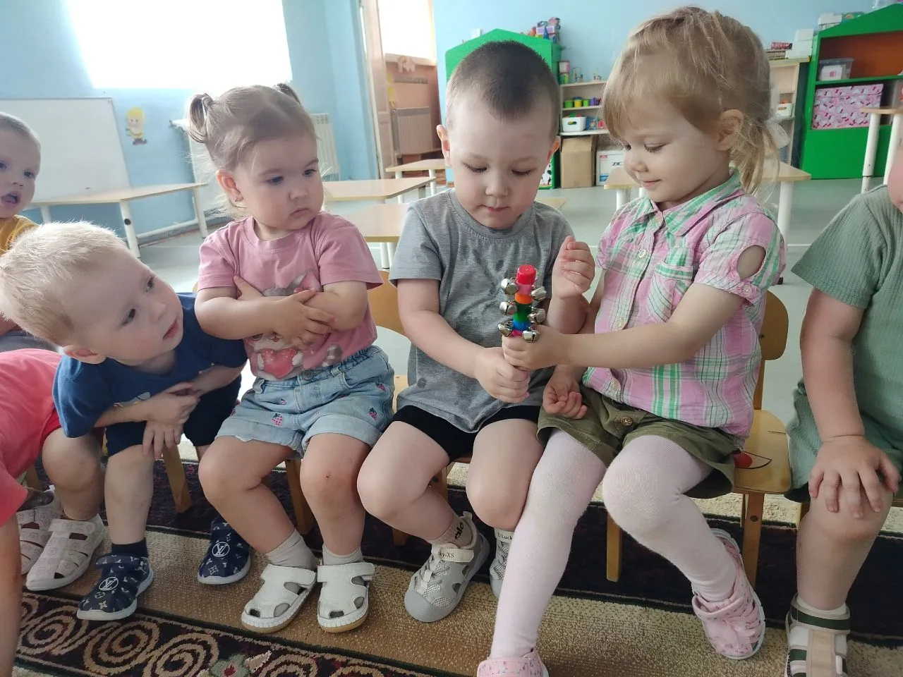 Сегодняшний день в первой младшей группе "Карамельки" начался с чтения сказки "Как лисичка бычка оби