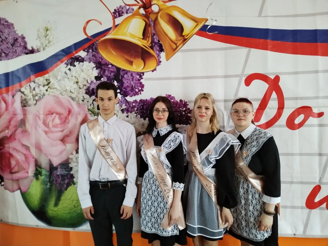 Вот он пришёл, последний школьный день!
А май – волшебник, полюбуйтесь сами,
Осыпал щедро нежную сир