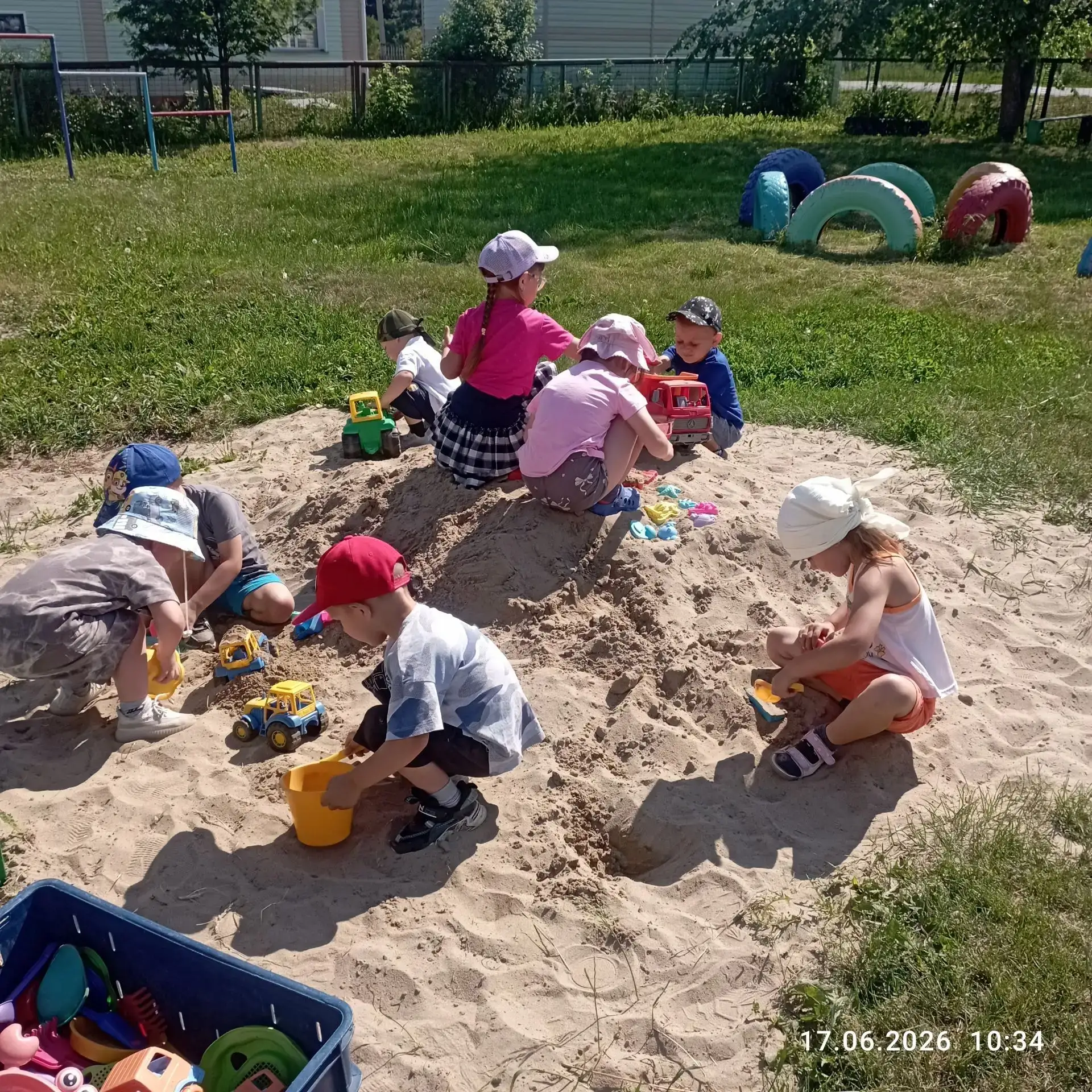 🌞           Хороший день

😎До чего хорош денёк:
Веет лёгкий ветерок,
Солнца летнего лучи
Так прият