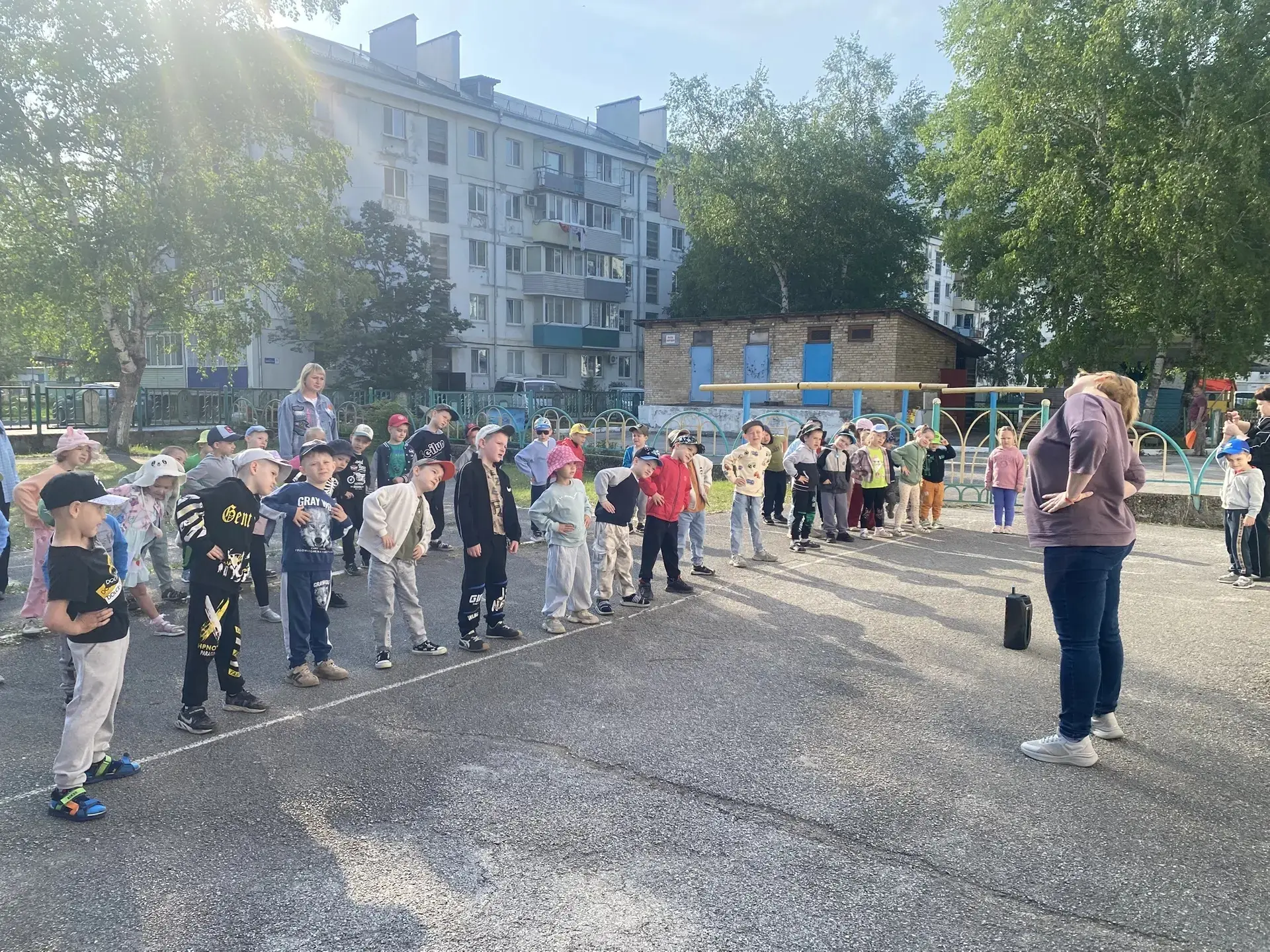 Каждое утро в нашем детском саду начинается с зарядки на улице.👫
Для ребят это прекрасный способ вз