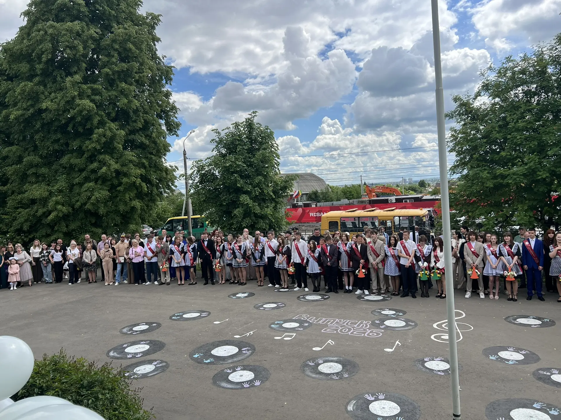 В нашей школе прозвенел последний звонок 🎓
Позади — школьные годы, впереди — экзамены и взрослая жи