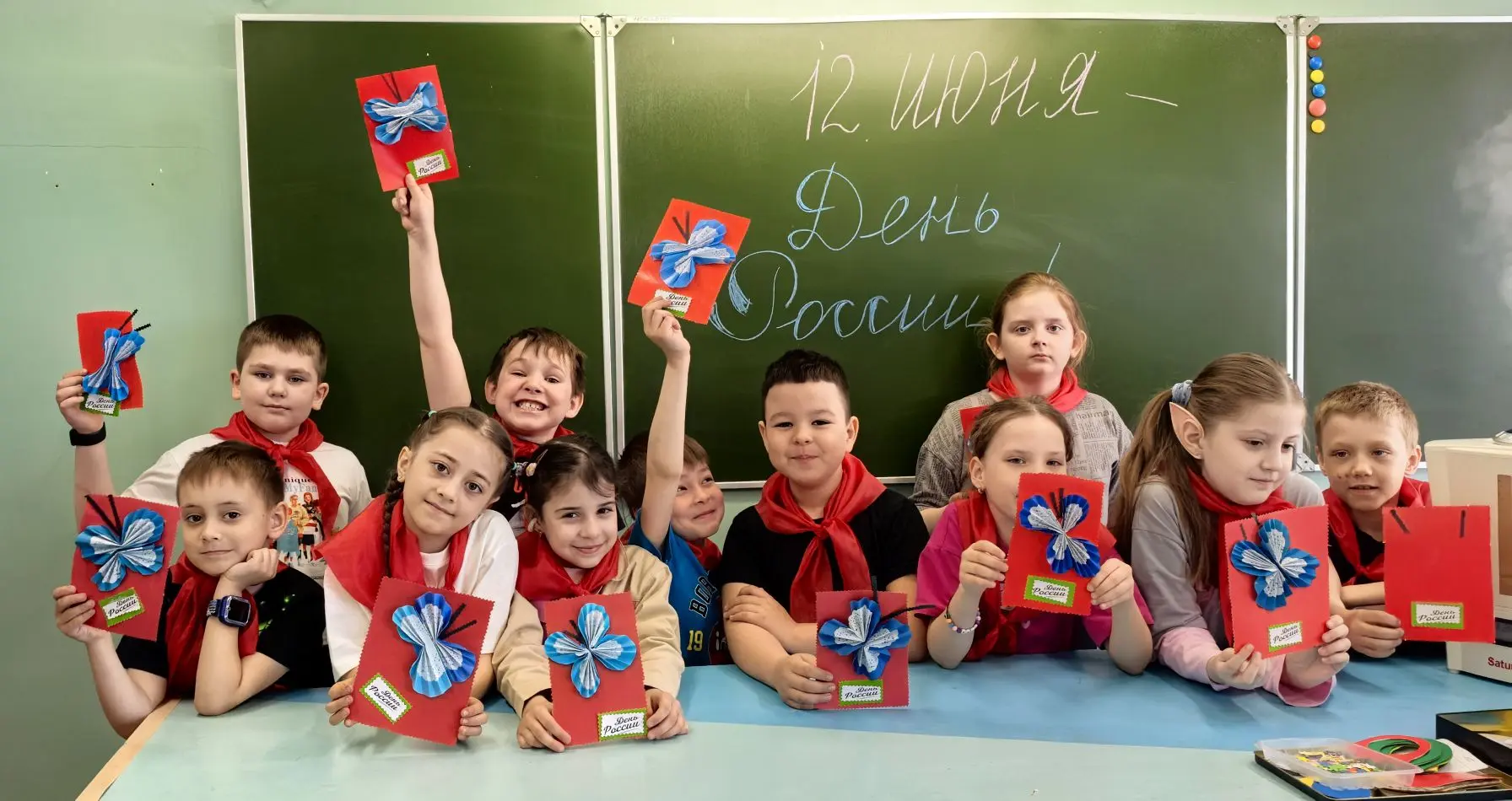 Сегодня праздник у страны,
У нас с тобою, у России!

Россия — наша главная гавань. Гордимся, любим, 