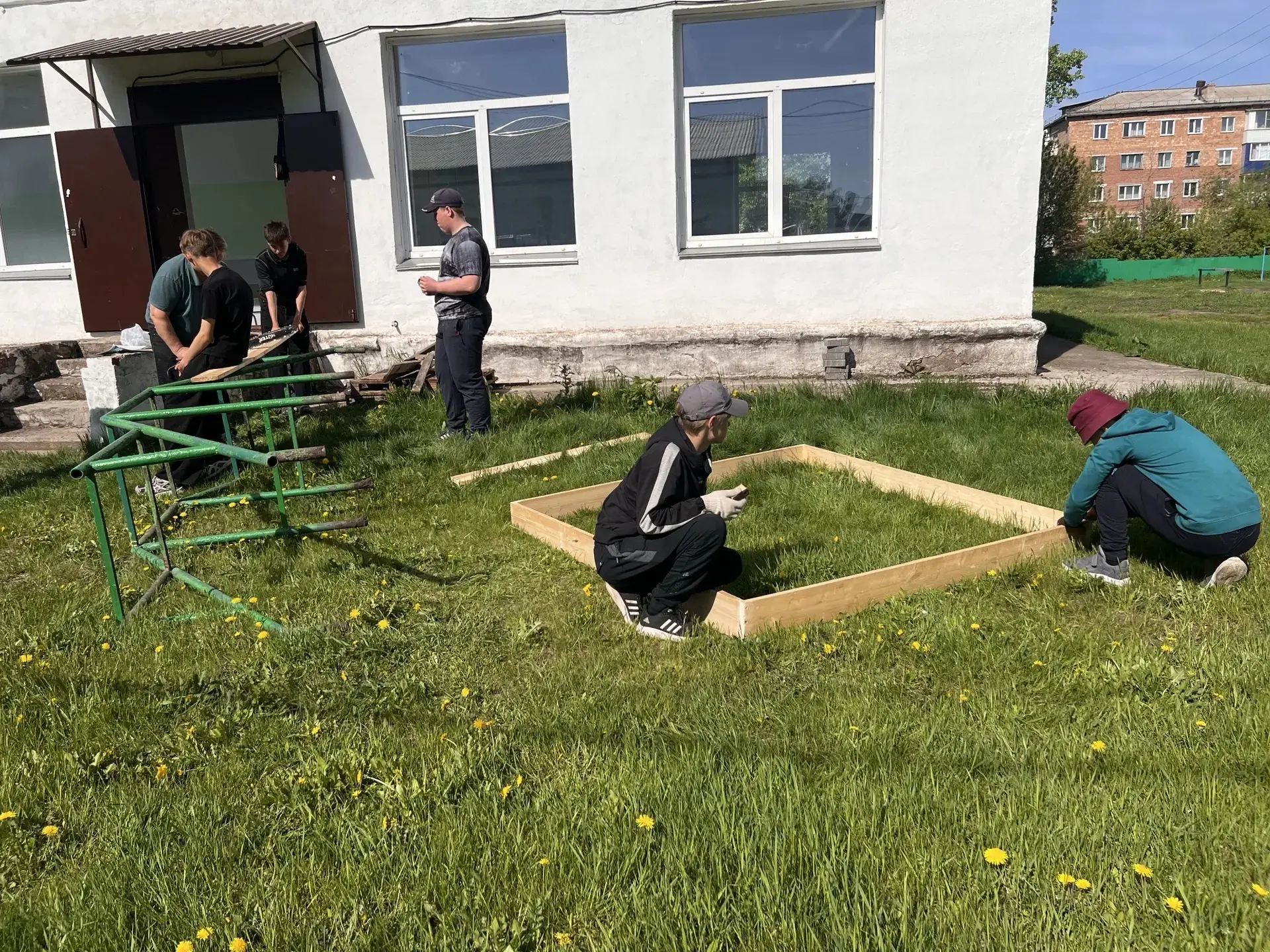 🛠️ ЯРКИЕ БУДНИ: ТРУДОВОЙ ОТРЯД В ДЕЛЕ!
Лето — это не только время для отдыха, но и отличная возможн