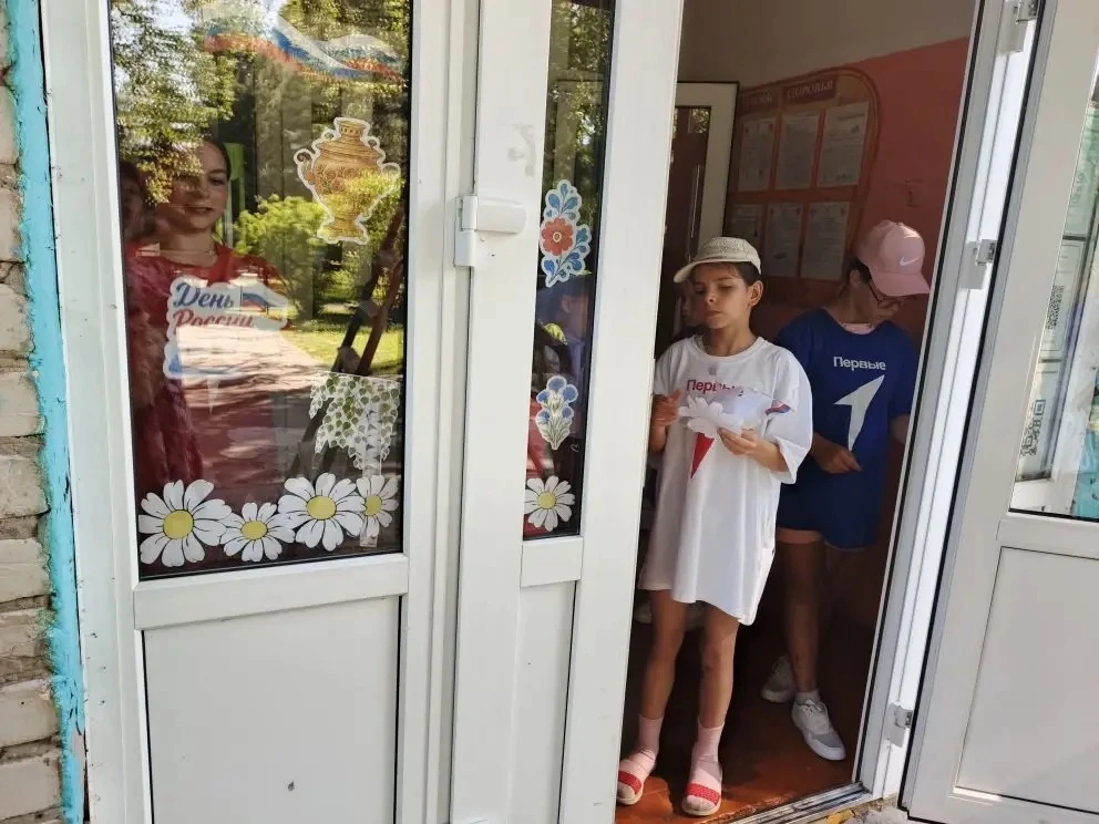 🇷🇺 Акция «Окна России»: наша школа встречает праздник! 🪟✨

Наши юные патриоты из школьного лагеря