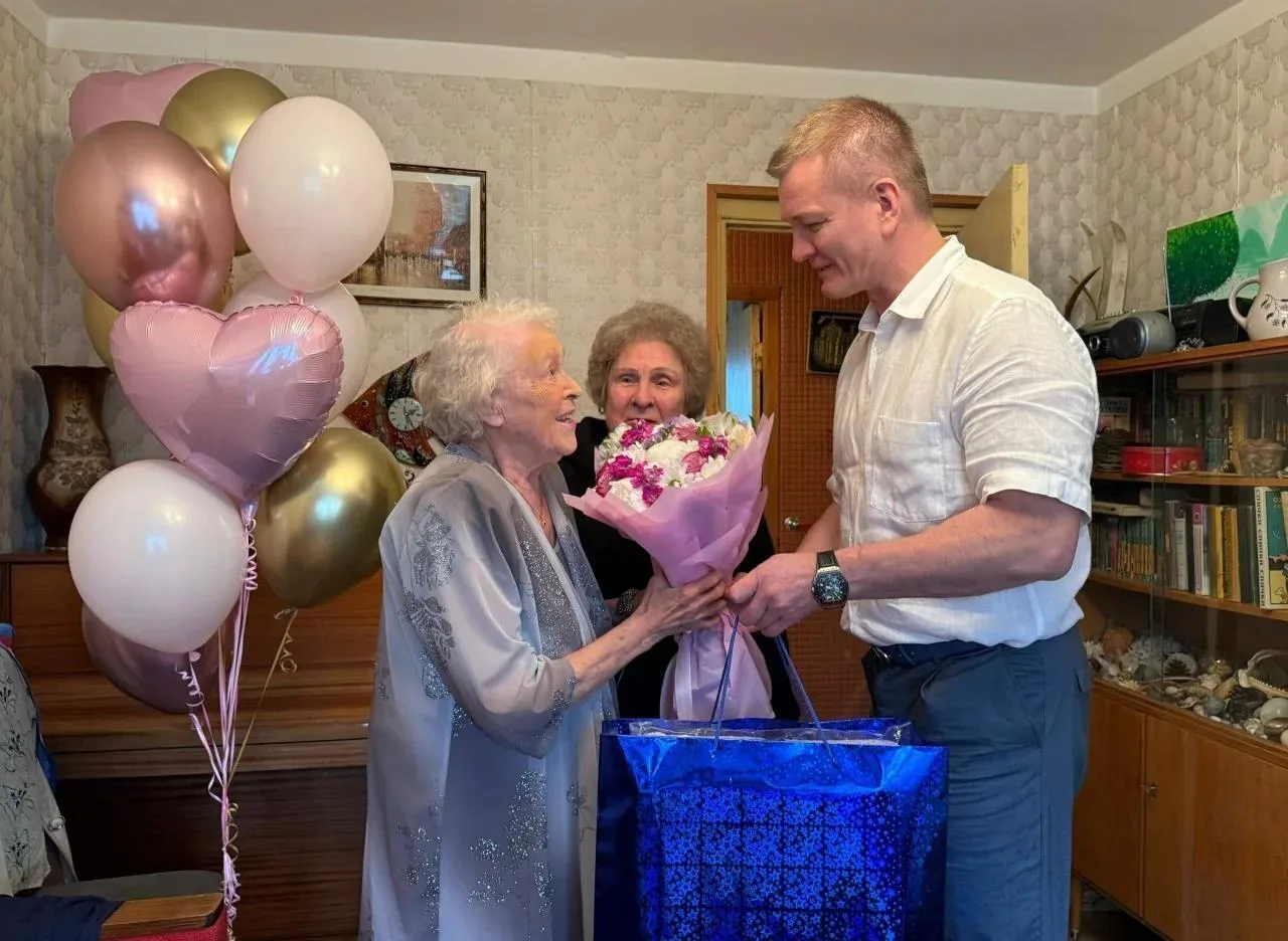 Депутат Московской областной Думы Дмитрий Дениско поздравил с 90-летним юбилеем Лидию Афанасьевну Сб