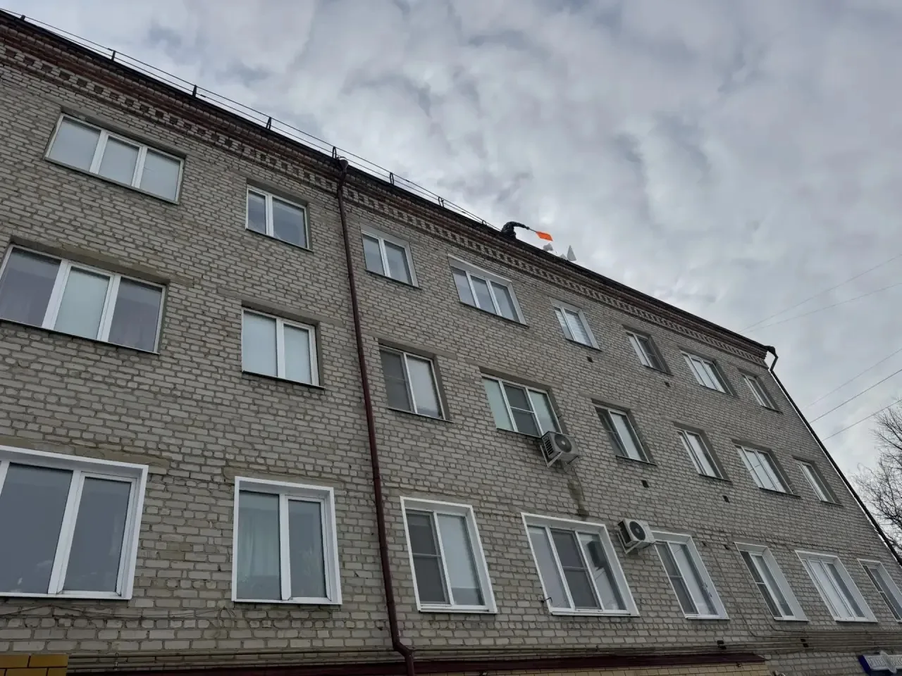 Проводятся работы по очистке крыш от наледи и снега МКД № 6 по ул. Октябрьская. Работы ведутся с при