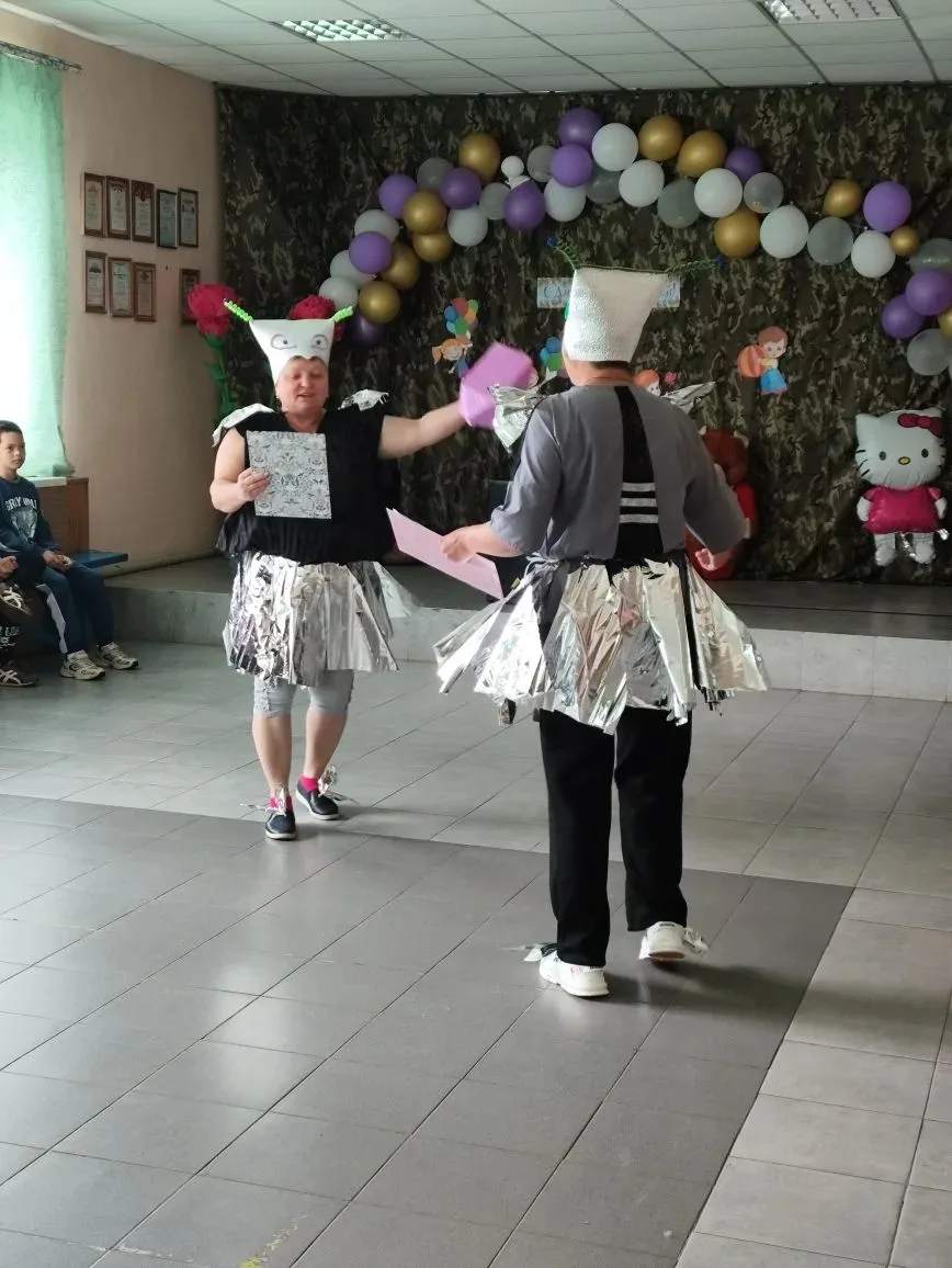 Два забавных чудика с планеты Веселундия — непоседливый Зюзя и мечтательный Глюк — потерпели крушени