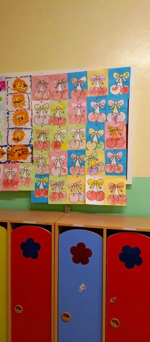 ВИШНЁВЫЙ САД В ГРУППЕ «ЦВЕТОЧКИ»
Солнце, тепло и первые фрукты — какие ассоциации? У наших малышей —