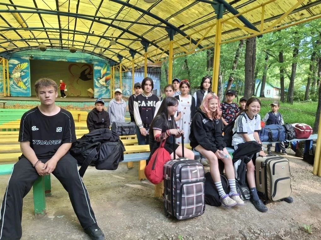 36 мальчишек и девчонок из Дергачевского района отправились в оздоровительные лагеря области - «Дель