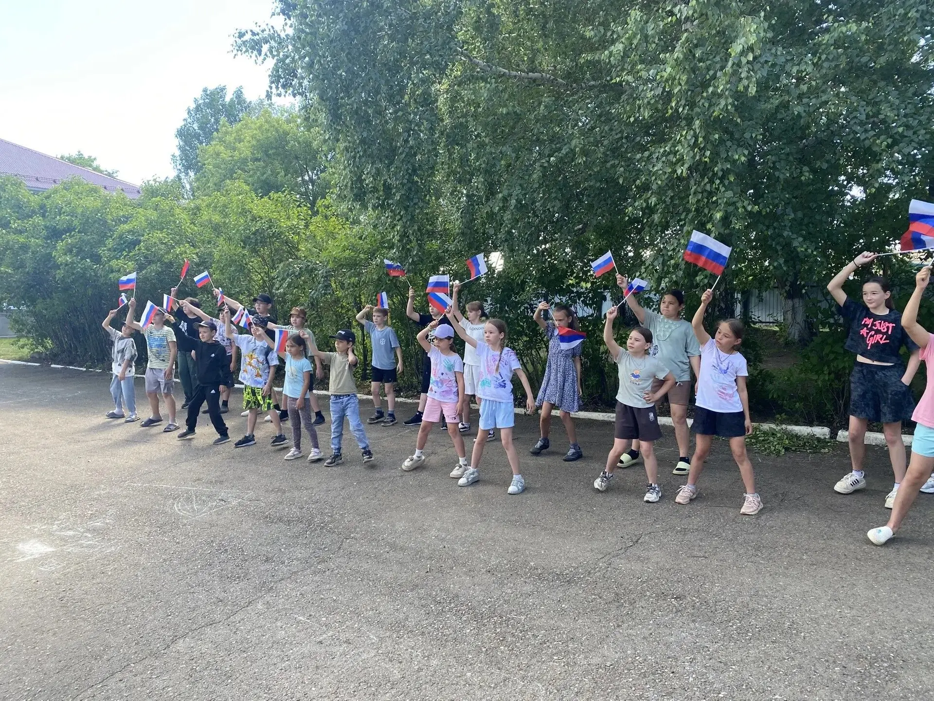 В пришкольном лагере «Солнышко» состоялось празднование Дня России.  Ребята вспомнили историю праздн