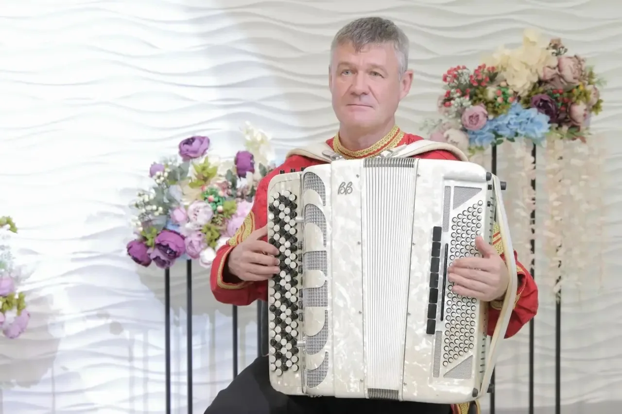 Александр Чернышов: четверть века на сцене и в сердце Волжского района ⭐️

Александр Чернышов — музы