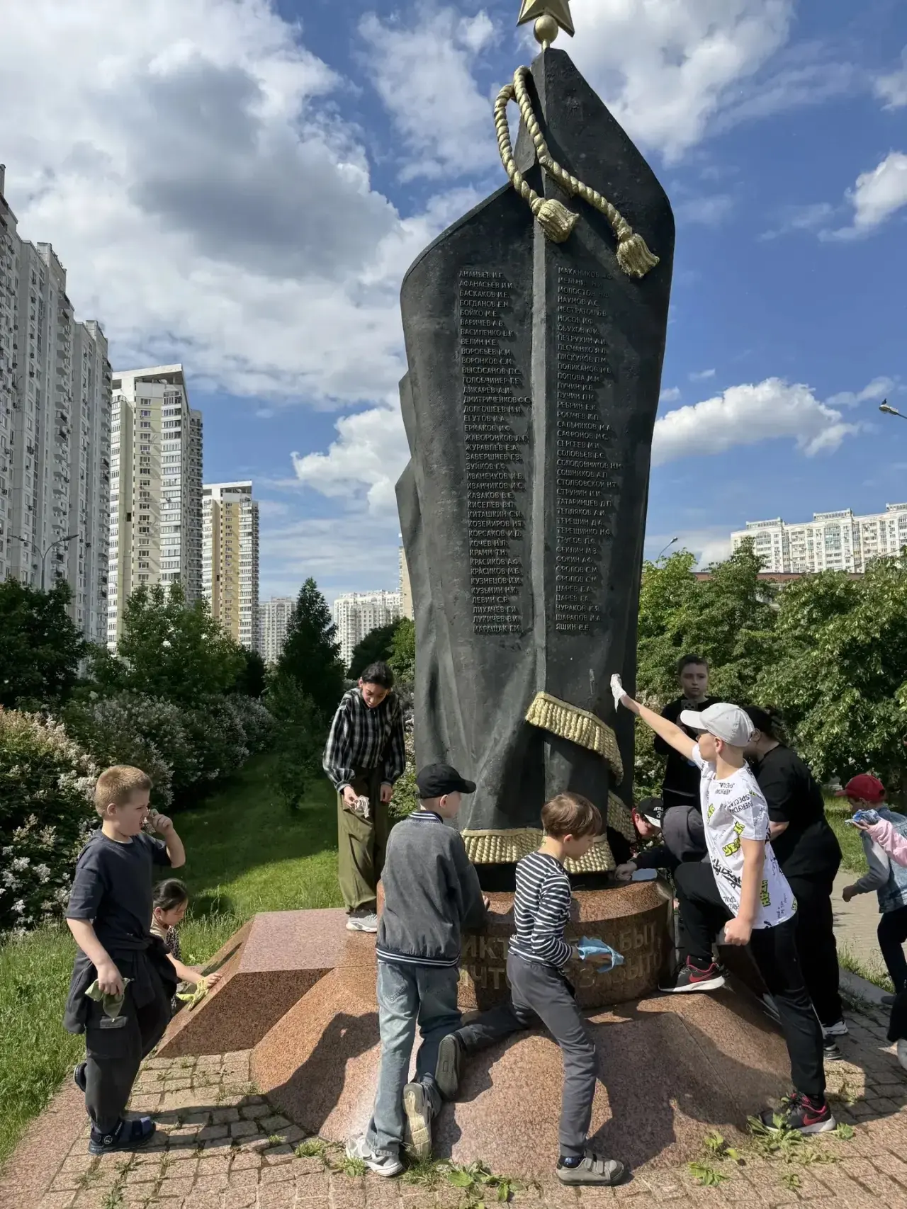 Ухаживаем за памятниками и чтим память

🌹В начале июня ученики начальной школы приняли участие в ак