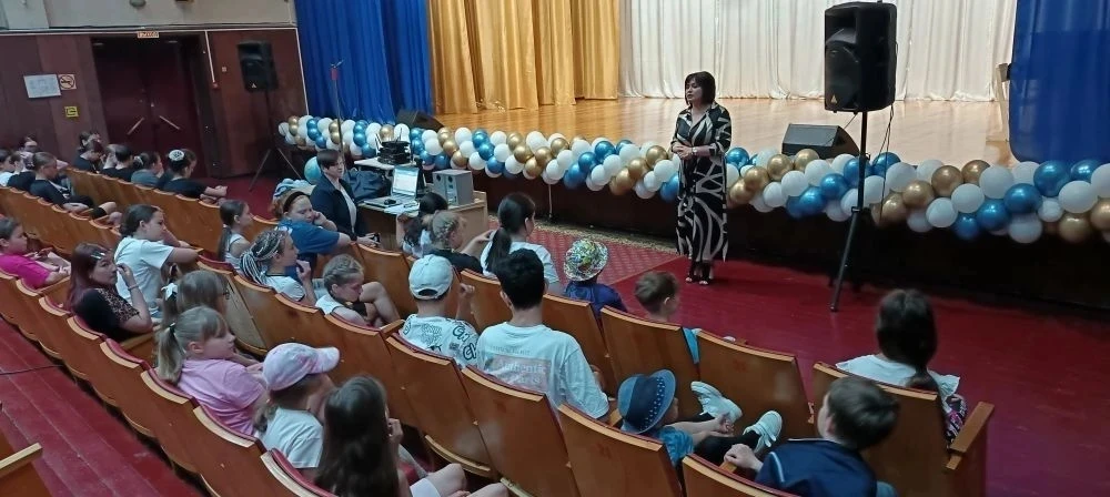 Сегодня с сотрудниками МБУ ДО "ЦРТДиЮ", воспитанниками летней творческой  площадки "Алые паруса" и о