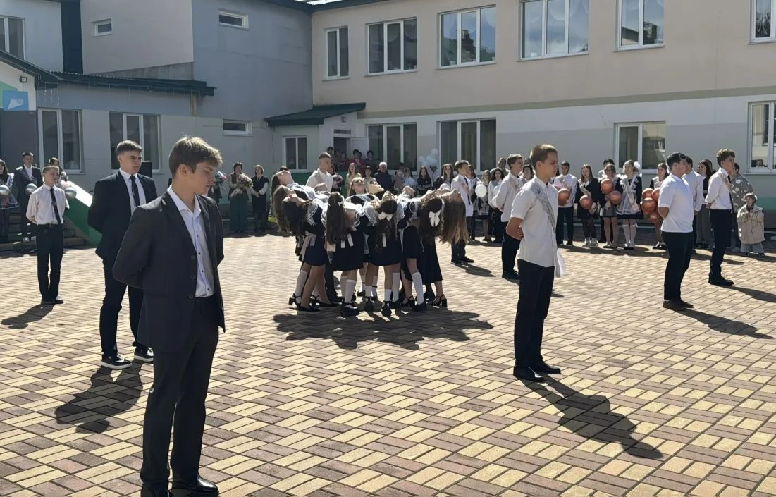 🔔 Последний звонок прозвенел! 🔔

🥳 26 мая в нашей школе прозвучал особенный, волнующий и трогател