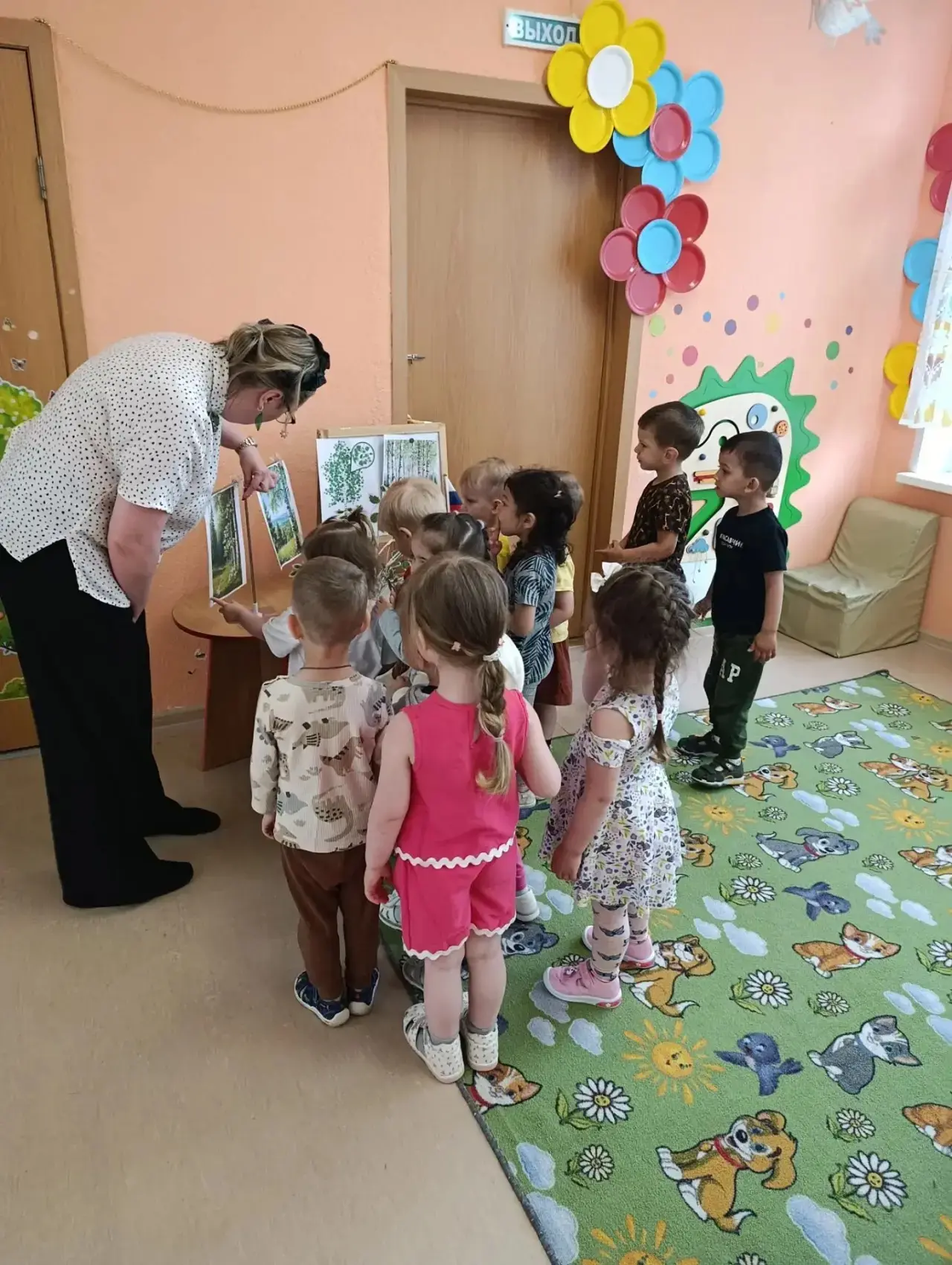 В группе «Карамельки» сегодня прошёл особенный тематический день, посвящённый русской берёзе! 🍃
Реб
