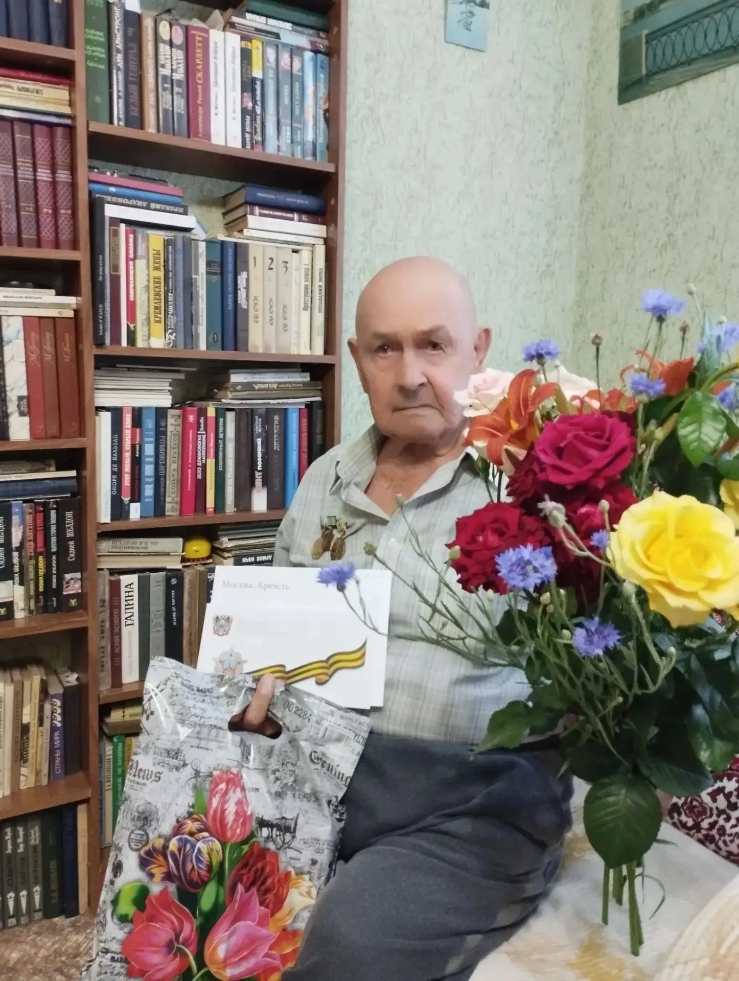 Во исполнение Указа Президента Российской Федерации от 31 мая 2012 г. № Пр-1438 , продолжается вруче