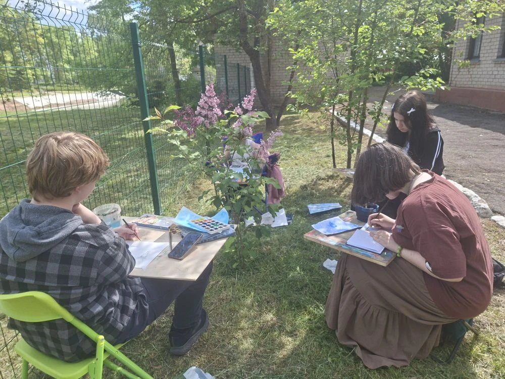 🎨 Вдохновение под открытым небом: как проходят наши пленэры

Забудьте о четырех стенах класса! Наст