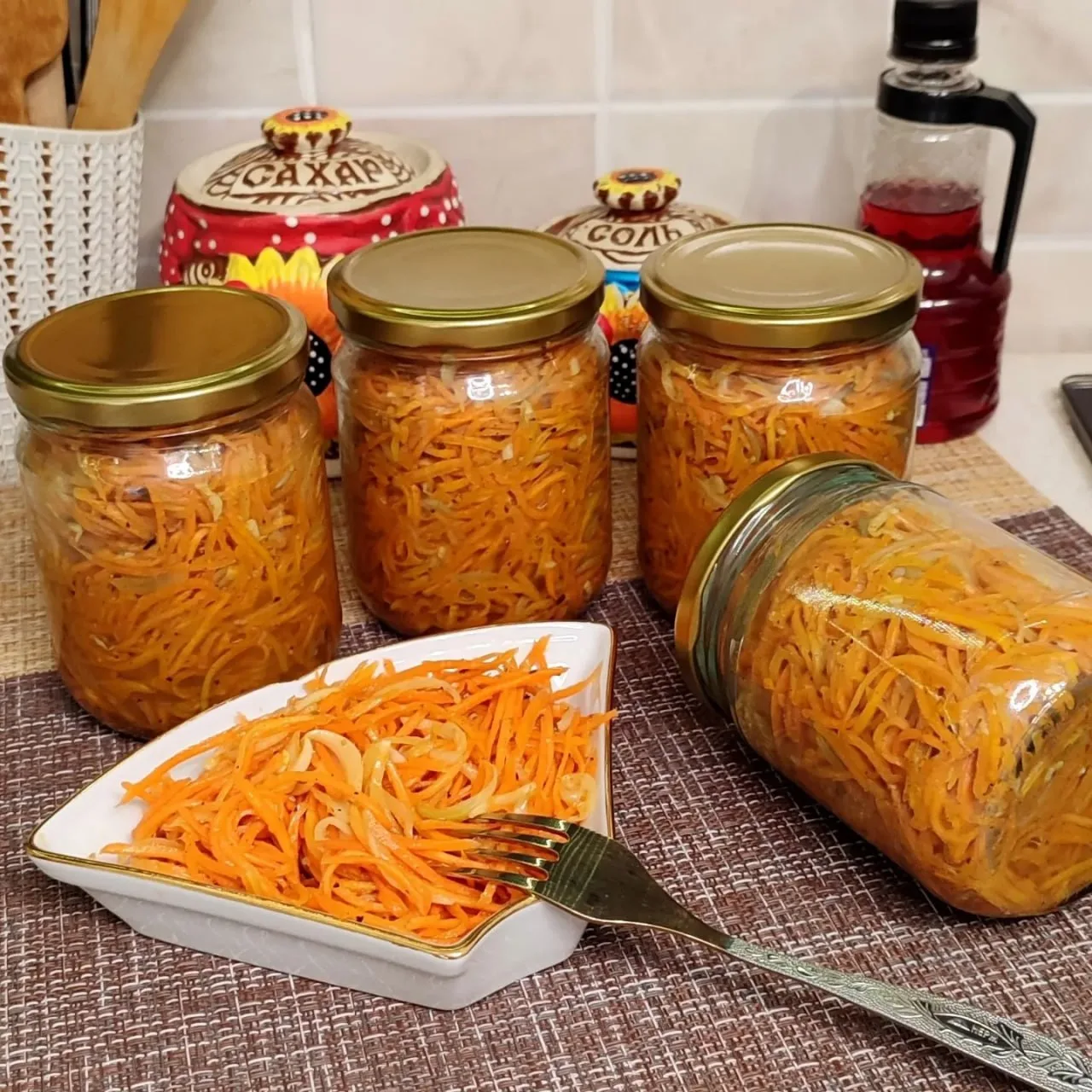 Острая морковь 🥕

🥕1,5 кг. уже мытой моркови шинкуем на тёрке для корейской моркови. 
🥕200 гр.  п