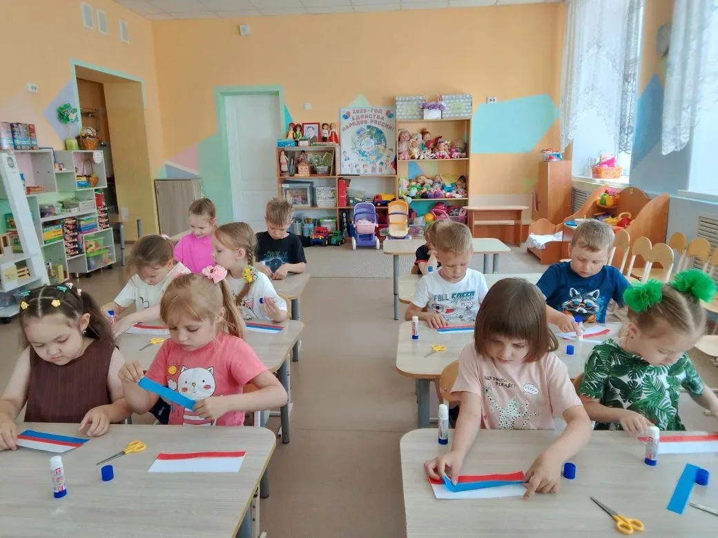 Простая и яркая поделка ко Дню России, которая сочетает символику праздника с техникой аппликации. С