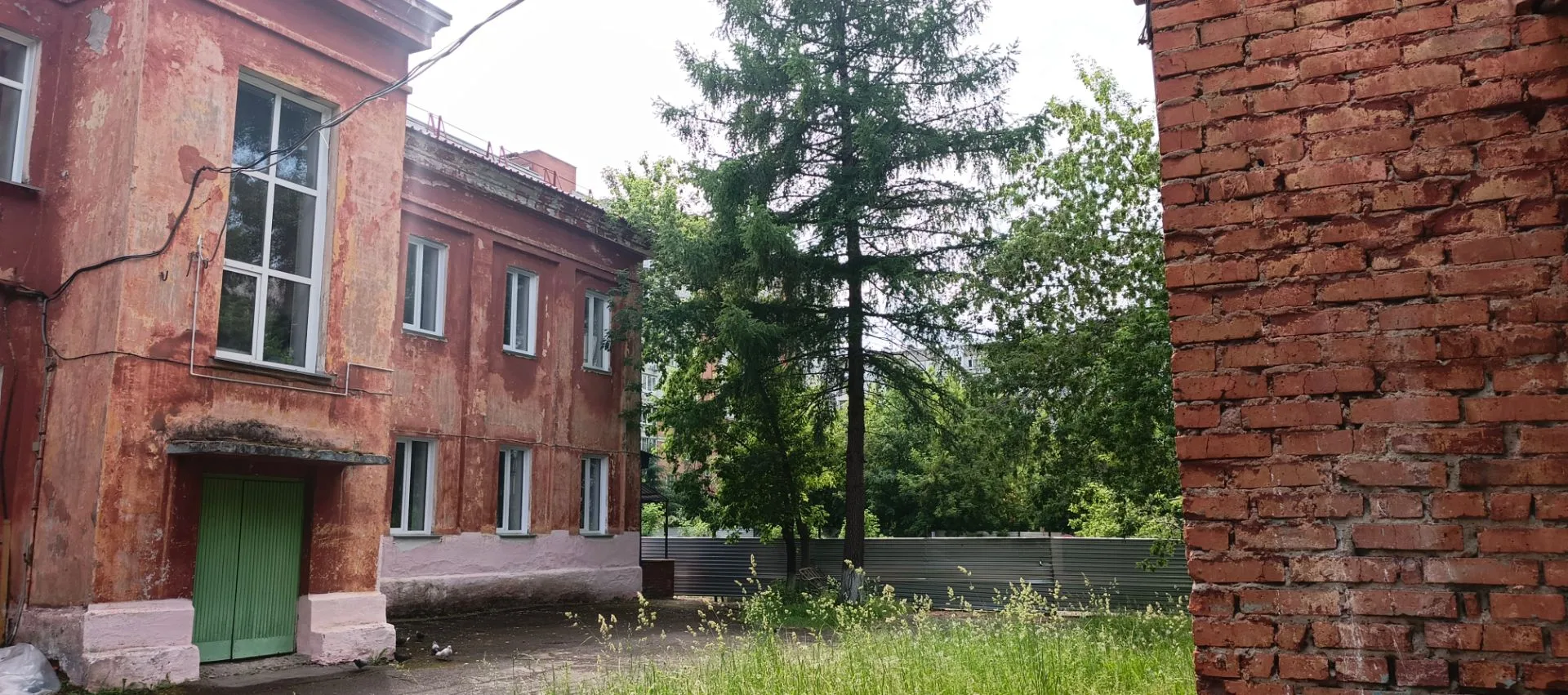 В МБДОУ  д/с №206 по адресу ул. Д. Давыдова д. 20а заменили старые деревянные окна на новые пластико