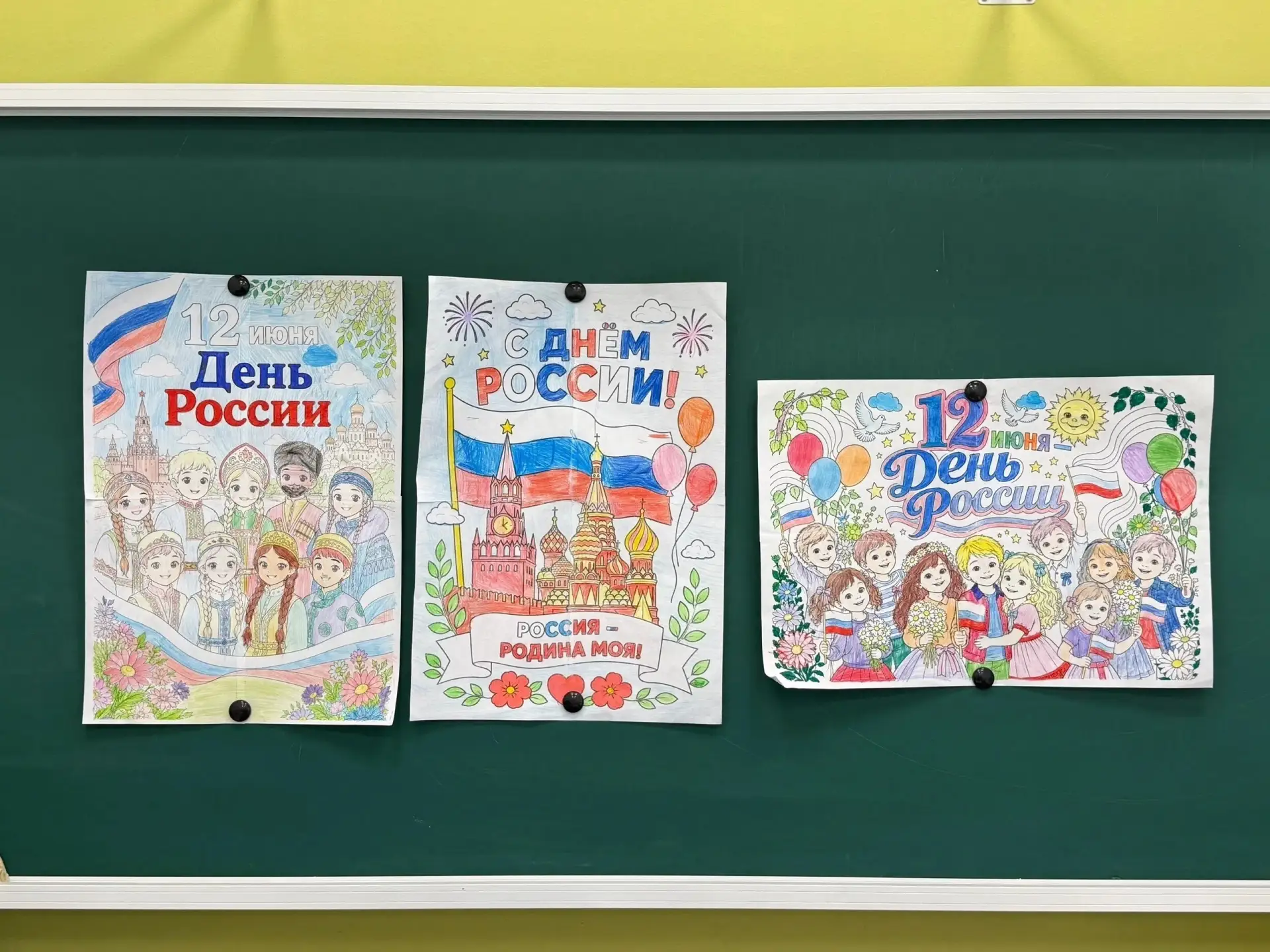 🇷🇺 Три больших полотна — одна огромная любовь 
 
🎨 В нашем школьном летнем лагере прошел конкурс 