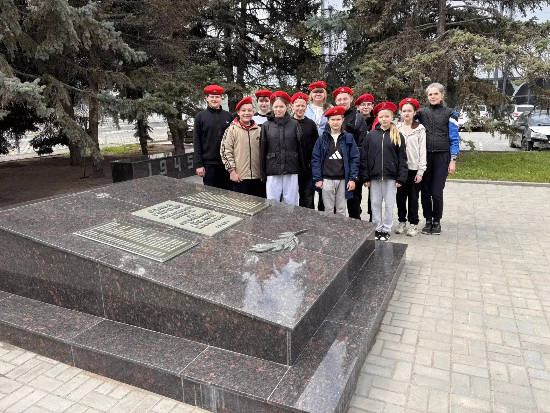 6Б убирает мемориал "Погибшим за Родину" (братская могила на ж/д вокзале) и Знак "Белая Калитва - го