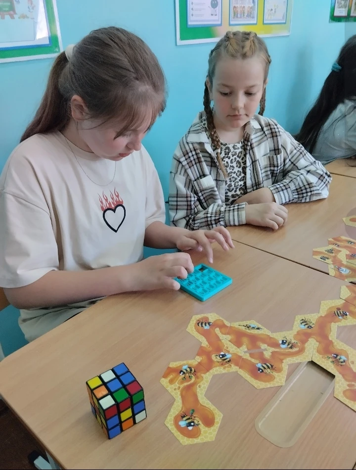 🧩🎲Познакомились с играми и игрушками разных времён 
 
Сегодня дети из летнего школьного лагеря Вей