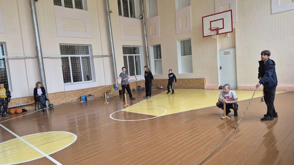 Девятый день в пришкольном лагере выдался по‑настоящему тёплым, хотя за окном бушевала дождливая и м