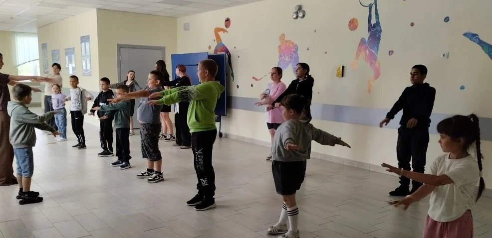 Каждый день в нашем пришкольном лагере, традиционно, начинается с линейки,  исполнение гимна,  утрен