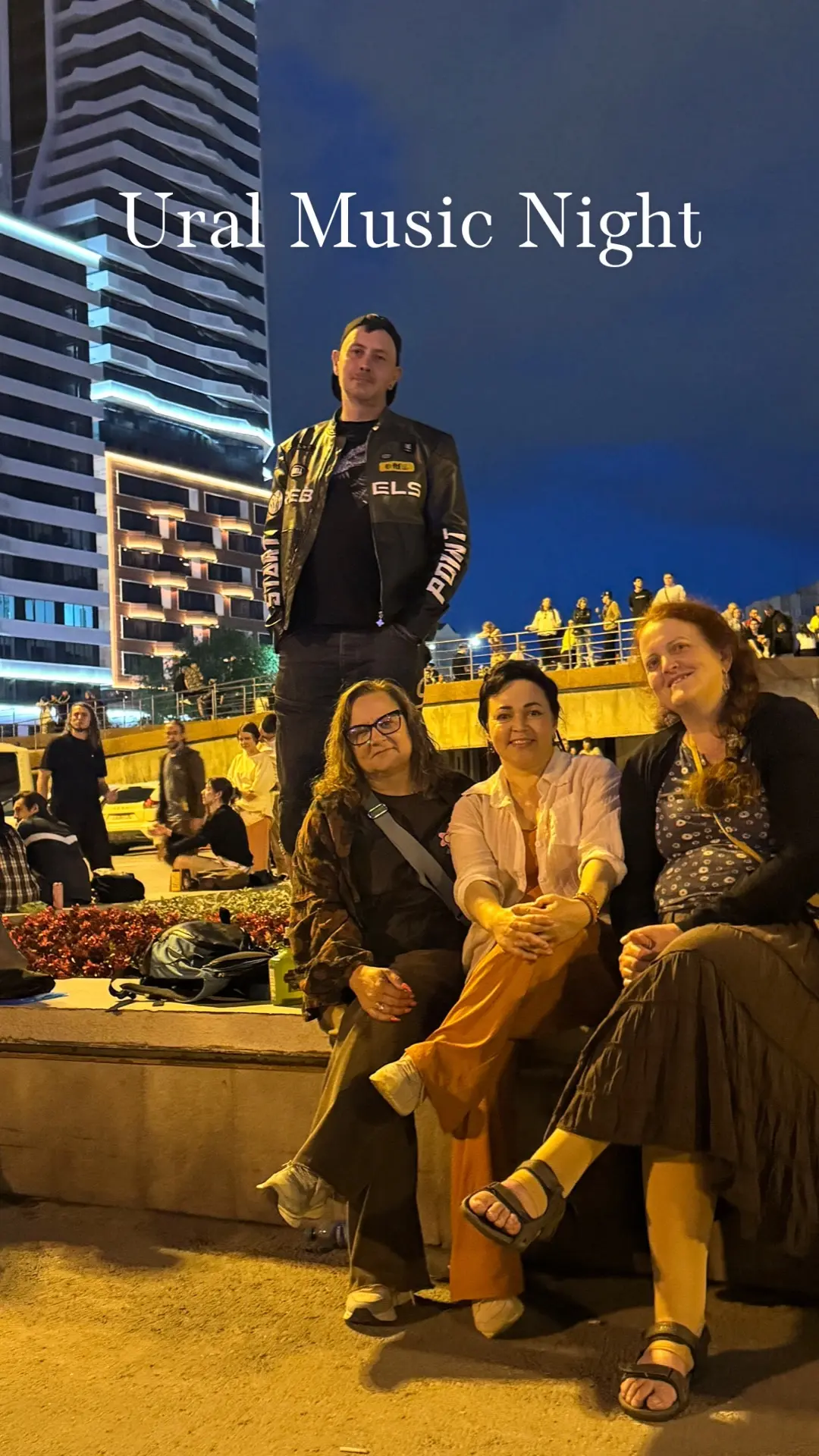 Ural Music Night

Атмосфера зашкаливала. Плотность людская была маХимальной. 
Мы выстояли!! До рассв