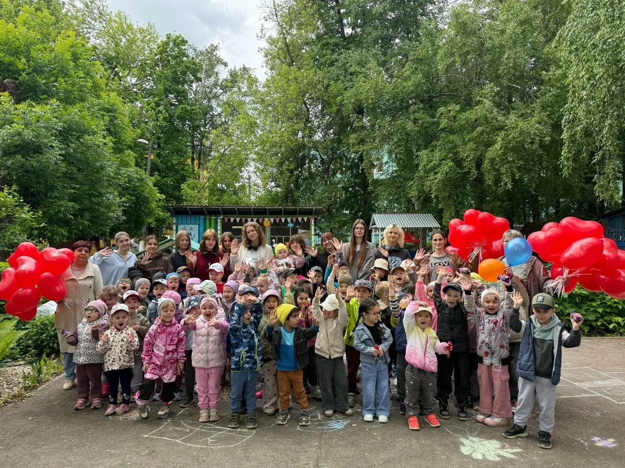 Первый день лета - День защиты детей! Вчера ученицы 10 «Д» пришли в “ДЕТСКИЙ САД №9 “Ручеек”, чтобы 
