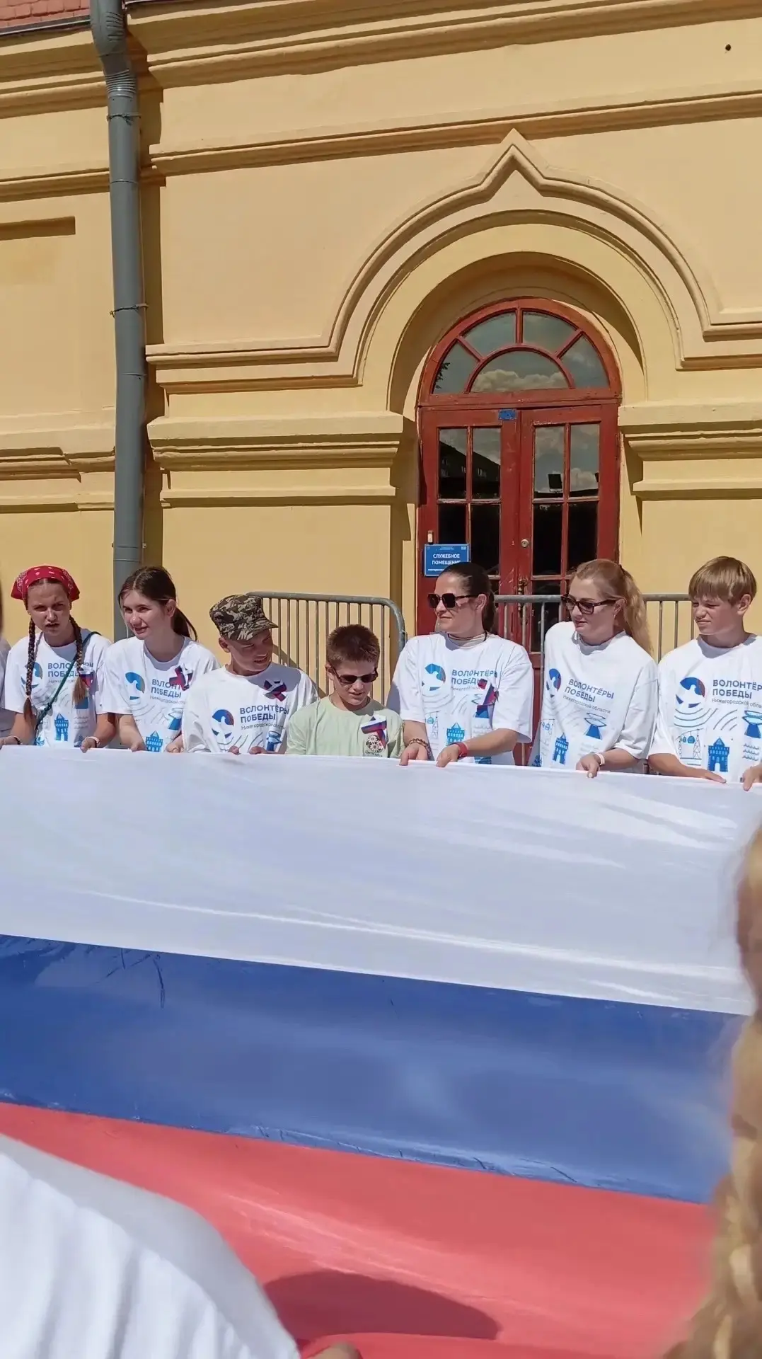 «Цветы добра» поздравляют с Днём России🇷🇺
#ЦветыДобра #ДеньРоссии #ВолонтерыПобеды52 #школа131нн #