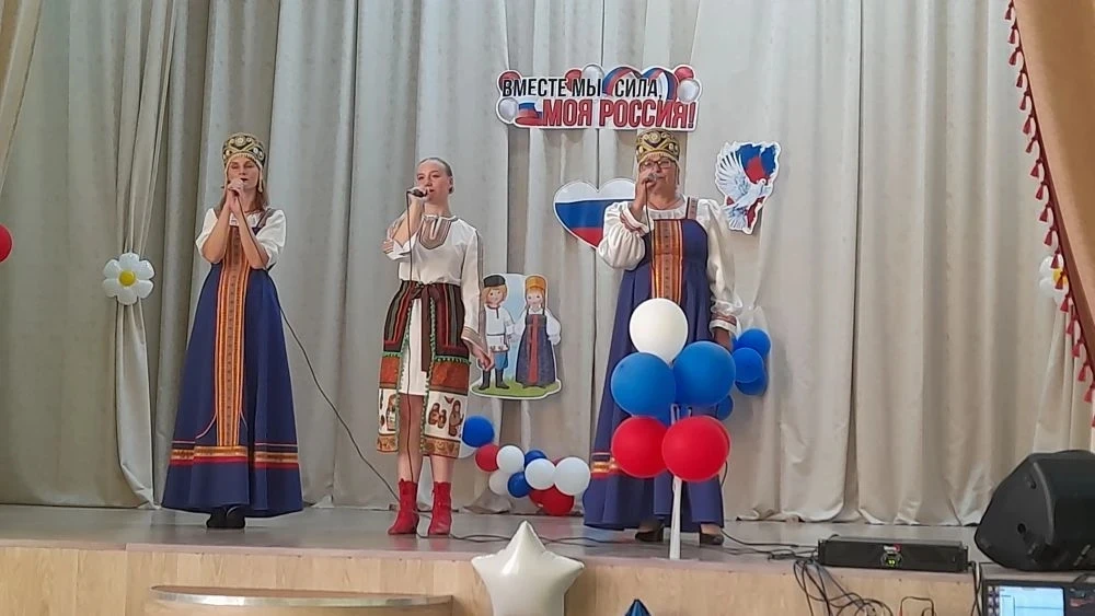 🇷🇺 ДЕНЬ РОССИИ 🇷🇺

✨ 12 июня на базе филиала СДК села Вячка прошел концерт «Я люблю тебя Россия!