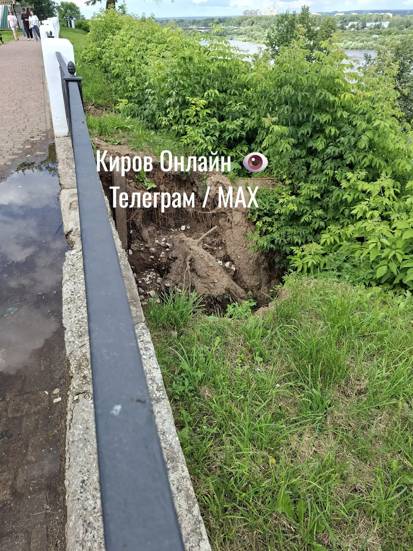 А почему все молчат? Центральная набережная. Под брусчаткой уже дыра, все вымыто. В нескольких места