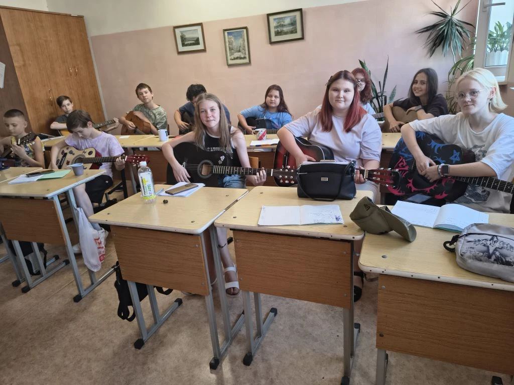 Мы день седьмой, непокладая рук,
Творим и учимся играя,
Здесь время пролетает, словно миг,
И мы его 