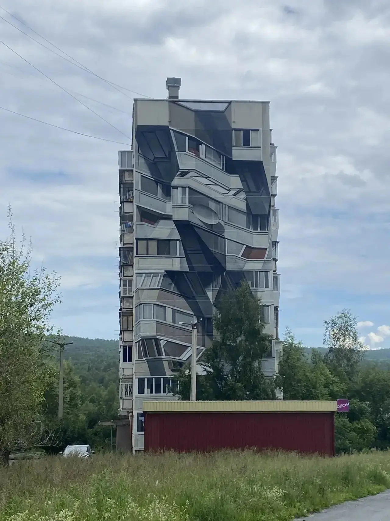 В Сатке в эти дни - снова фестиваль уличного искусства.
В этом году галерея под открытым небом в наш
