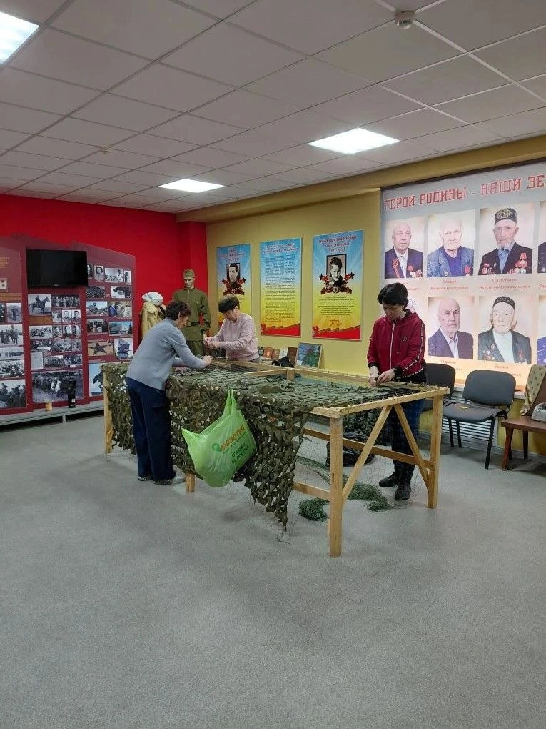 Волонтеры музея продолжают работу по плетению маскировочных сетей.
Волонтерская деятельность по изго