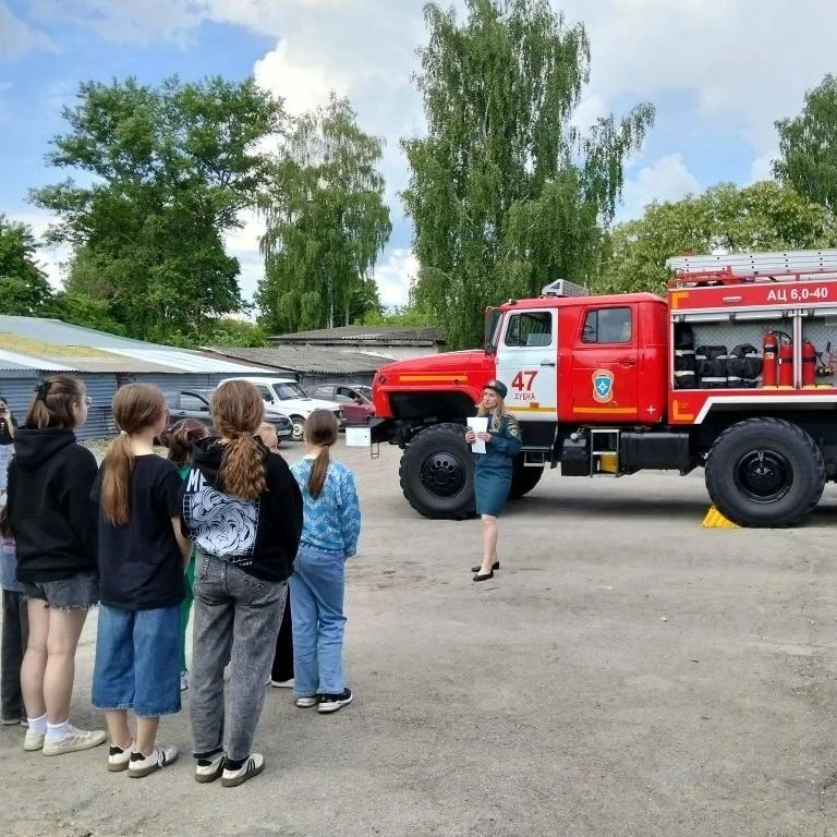 🔥 Экскурсия в пожарную часть: огонь под контролем! 
  
Сегодня воспитанники пришкольного лагеря оку