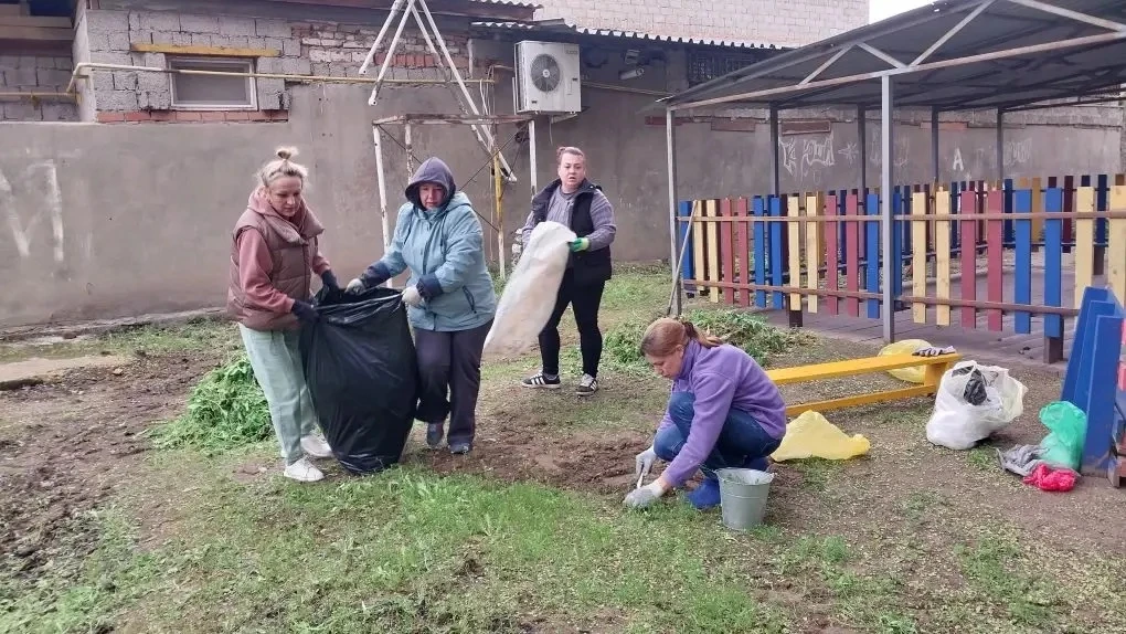 🌳 Наш детский сад принял участие во Всероссийском субботнике!

Сегодня наши сотрудники вышли на Все
