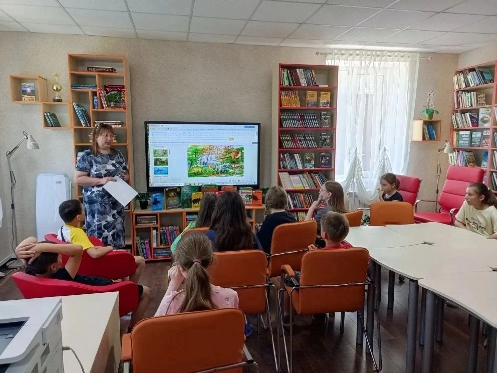 Сегодня ребята из пришкольного лагеря отправились в путешествие во времени! Сначала узнали всё о дин