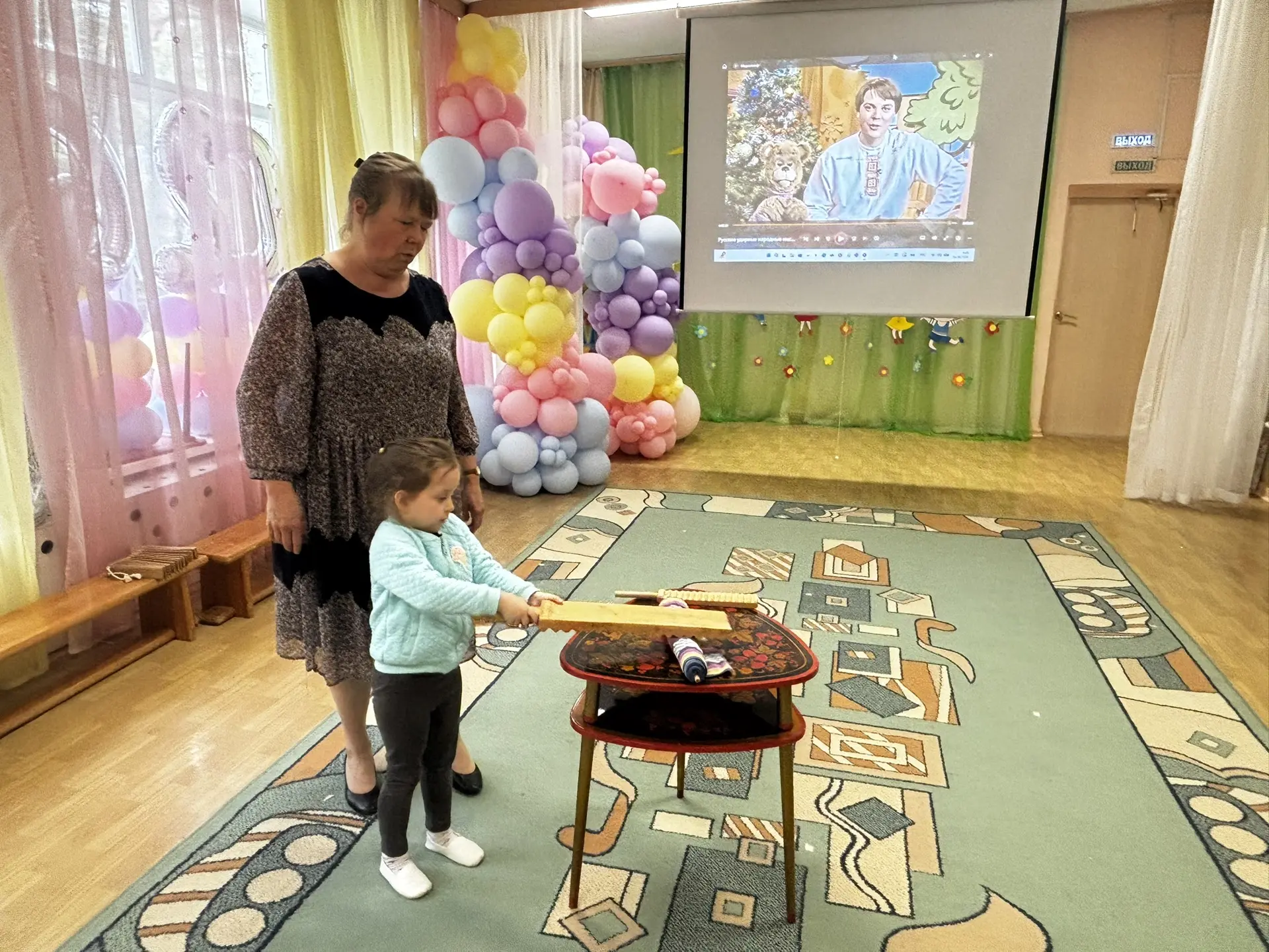 Ребята из средней группы «Лапушки» познакомились с русскими народными инструментами и дружно сыграли