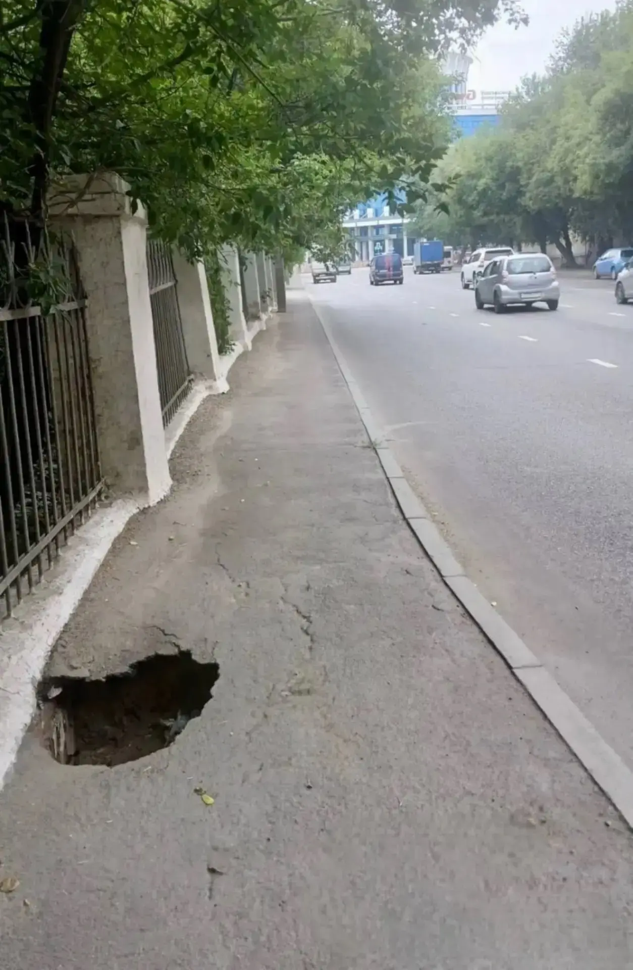 😡«Инфраструктура для жизни» поплыла: тротуар на 2-й Железнодорожной развалился через год

Пешеходну