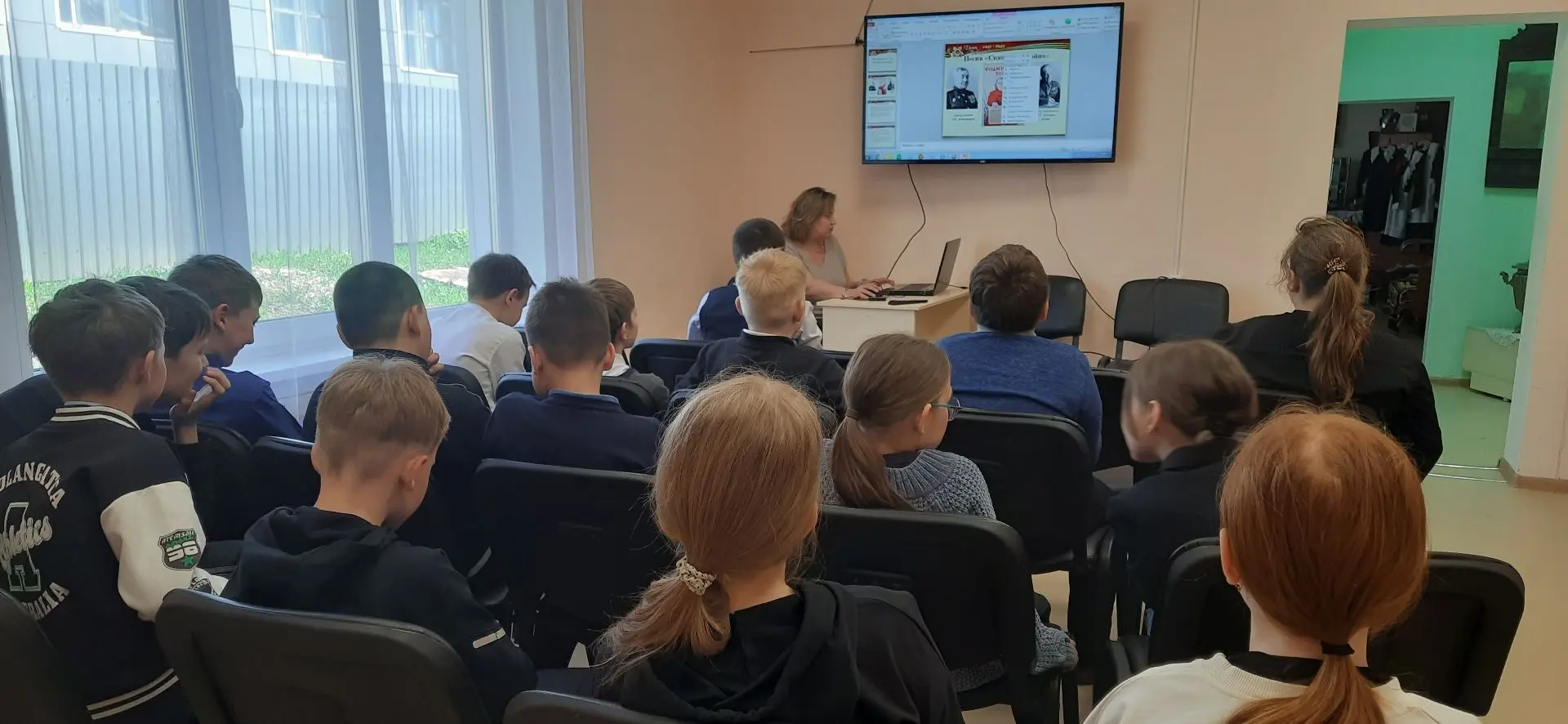 «Песни военных лет: путешествие сквозь время» 
⁣
В Пижанском музее прошло особенное занятие — «Песни